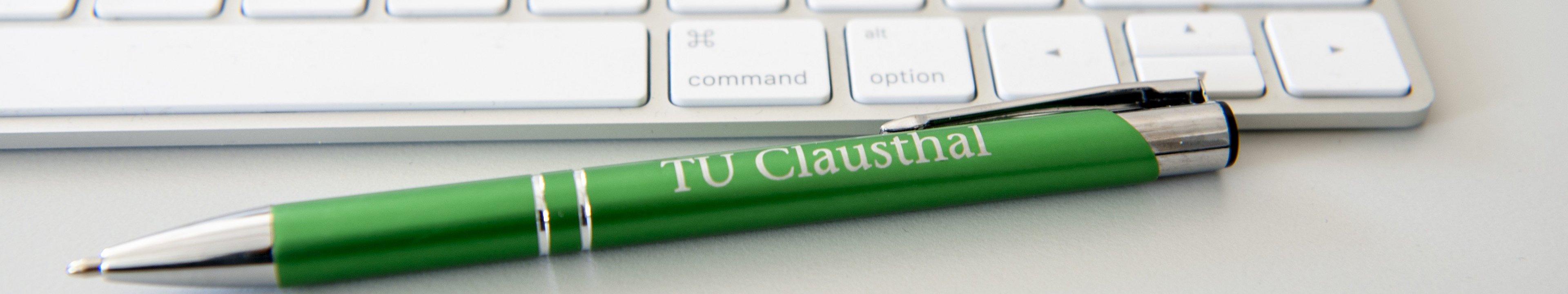 Tastatur und Stift mit TU-Logo