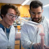 Zwei Promovierende führen ein chemisches Experiment auf dem Gebiet der Flotation durch.